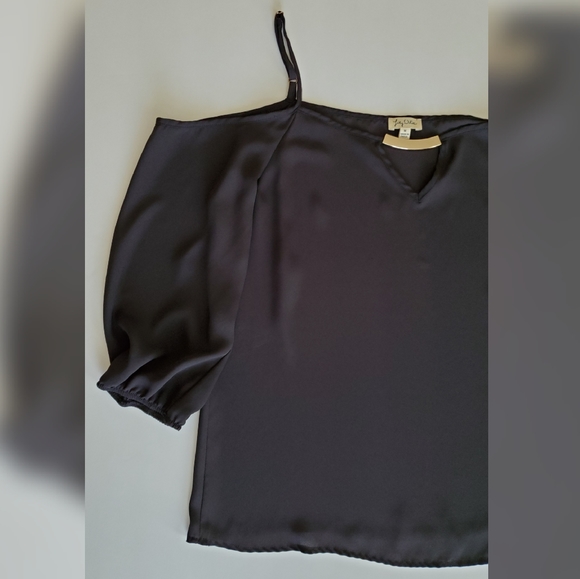 Black Cold Shoulder Top - Picture 4 of 6